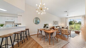 Apartment, 2 Schlafzimmer | Essbereich im Zimmer