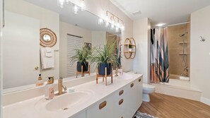 Condo, 2 habitaciones | Baño | Toallas 