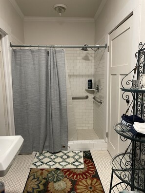 Bathtub, hair dryer, towels, soap - Fredonia Street House (Nacogdoches)
