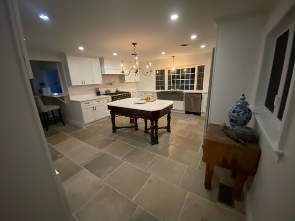 Comedor y isla de cocina 