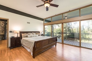 3 bedrooms, desk, WiFi, bed sheets