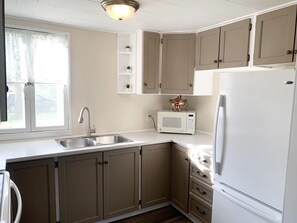 Fridge, microwave, oven, stovetop - Cozy Island house retreat (Stella)