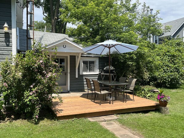 Outdoor dining - Cozy Island house retreat (Stella)