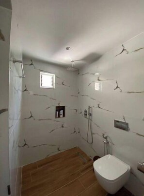 Shower, free toiletries