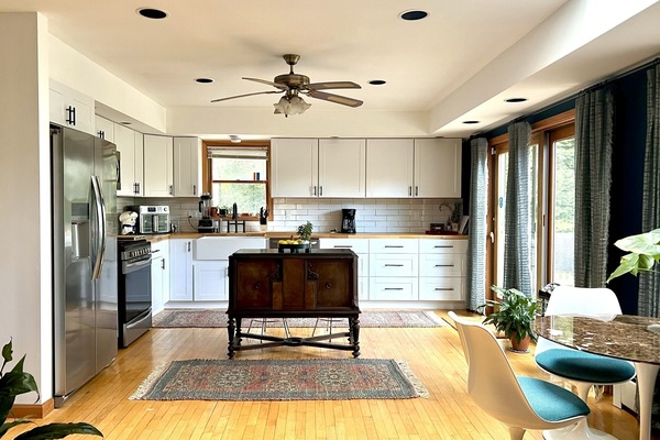 Réfrigérateur, micro-ondes, four, plaque de cuisson