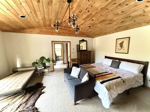 4 bedrooms, desk, iron/ironing board, free WiFi - Spacious House on a Hill in the Heart of Roscoe NY (Roscoe)