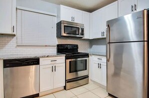 冰箱、微波炉、烤箱、炉灶