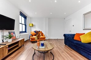 TV - Spacious Contemporary 2 bed flat (London)