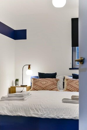 2 bedrooms, desk, iron/ironing board, free WiFi - Spacious Contemporary 2 bed flat (London)