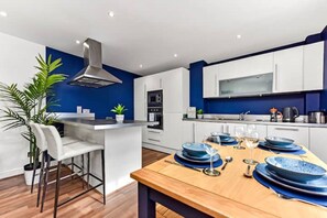 Dining tables - Spacious Contemporary 2 bed flat (London)