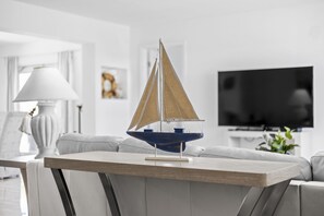 Smart TV - Ship To Shore-Close to Beach (North Palm Beach)