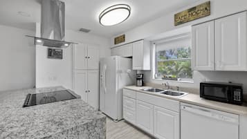 雪櫃、微波爐、焗爐、爐具