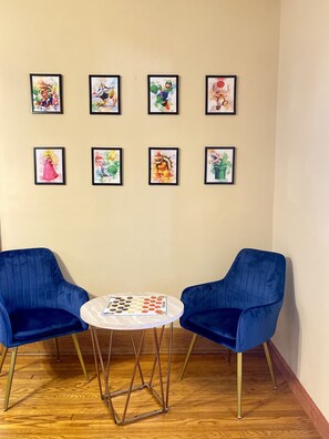 Interior - Perfect for large families and groups, located walking distance to Downtown (Mount Vernon)