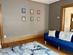 Interior - Perfect for large families and groups, located walking distance to Downtown (Mount Vernon)
