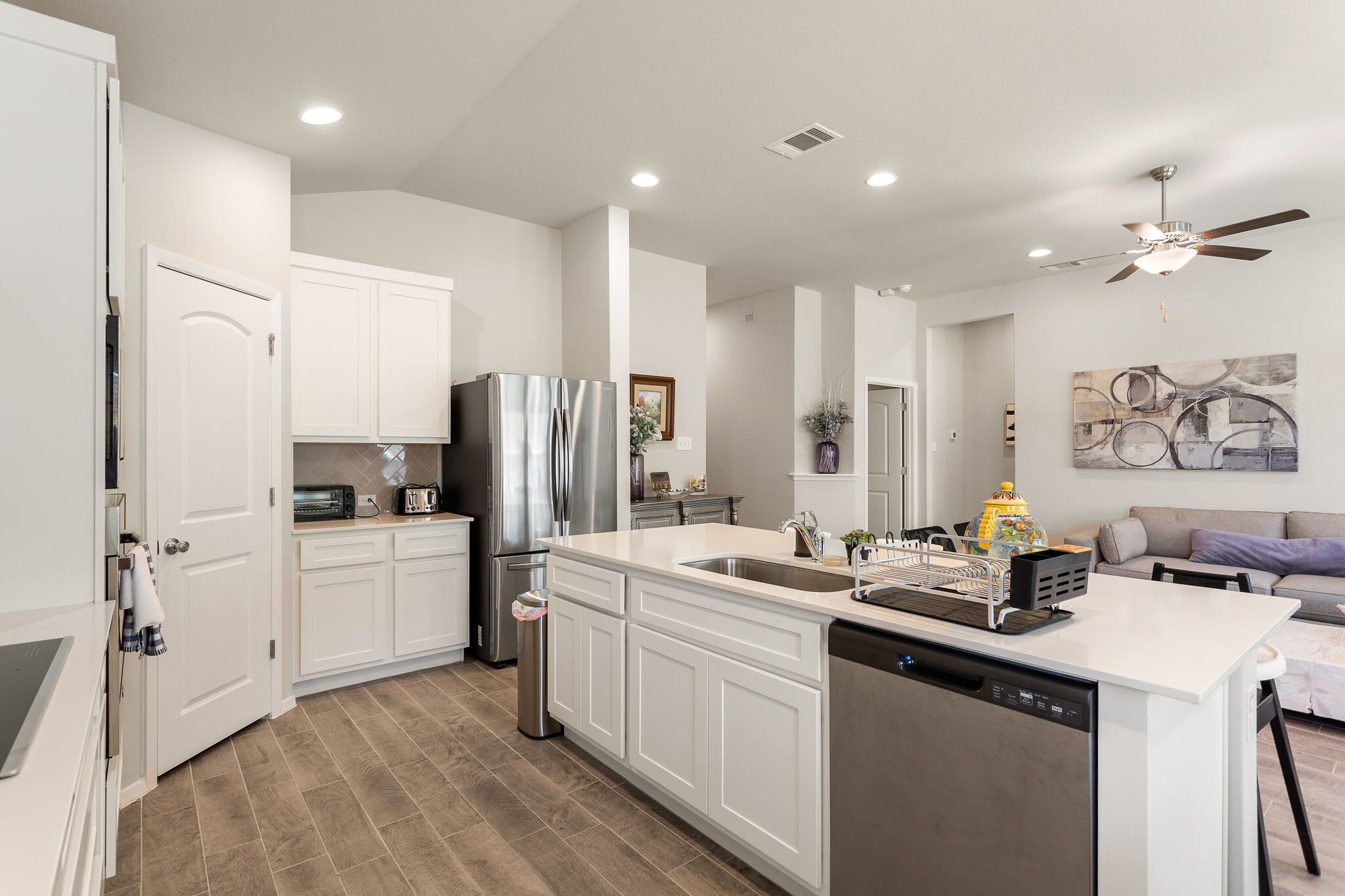 Réfrigérateur, micro-ondes, four, plaque de cuisson