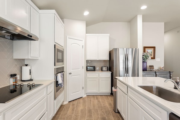 Kjøleskap, mikrobølgeovn, ovn og kokeplater