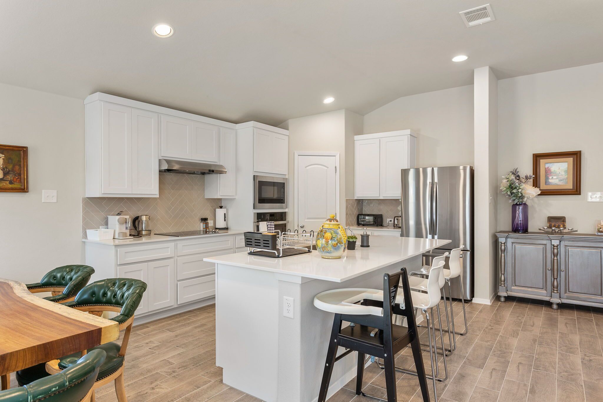 Kylskåp, mikrovågsugn, ugn och spishäll