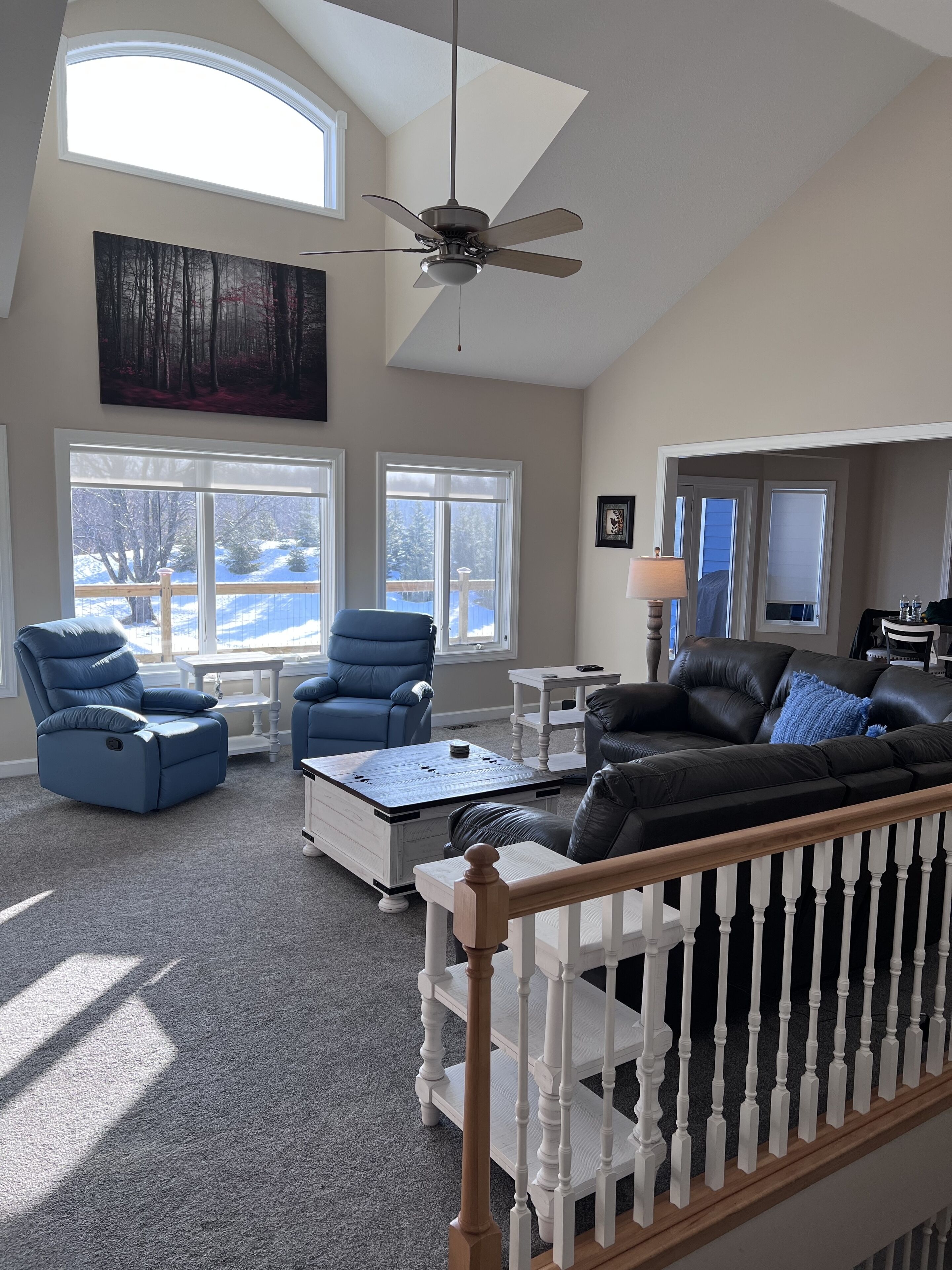 Een smart-tv, een open haard en een tafeltennistafel