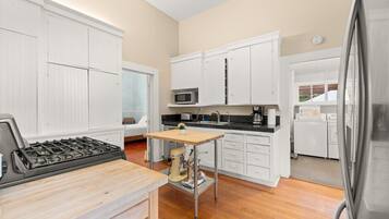 Een koelkast, een magnetron, een oven, een kookplaat