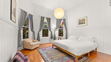 3 chambres, bureau, fer et planche Ă repasser, lit parapluie