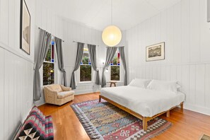 3 habitaciones, escritorio y tabla de planchar con plancha 