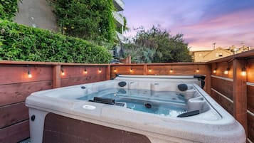 Tina de hidromasaje al aire libre