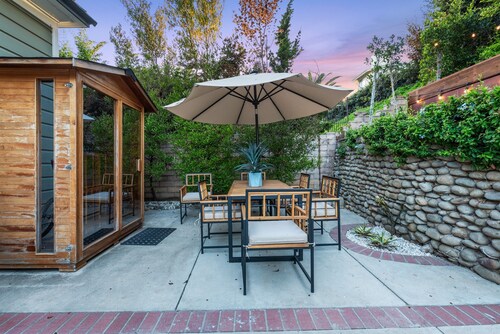 Hot Tub, Fireplace, Sauna, Cozy Historic Home