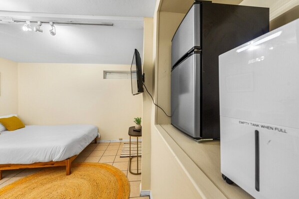 Een strijkplank/strijkijzer, reisbedje, gratis wifi, beddengoed