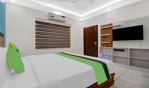 Premium Room | Desk, iron/ironing board - Treebo Pushpak 500 mtrs from Chottanikkara temple (Kanayannur)
