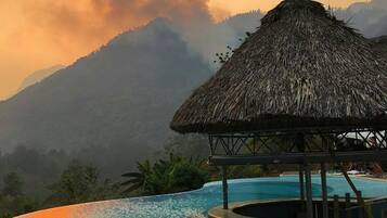 حمّام سباحة خارجي، مظلات على حمّام السباحة، مقاعد للتشمس