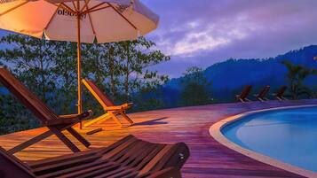 حمّام سباحة خارجي، مظلات على حمّام السباحة، مقاعد للتشمس