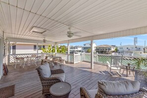 Outdoor dining - Tipsea Turtle in Cherry Grove is a Channel House with a great view of the waterway (North Myrtle Beach)