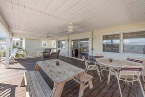 Outdoor dining - Tipsea Turtle in Cherry Grove is a Channel House with a great view of the waterway (North Myrtle Beach)