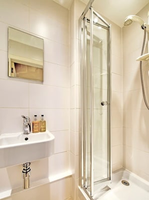 Apartment, 1 Bedroom | Bathroom | Combined shower/tub, free toiletries, hair dryer, towels