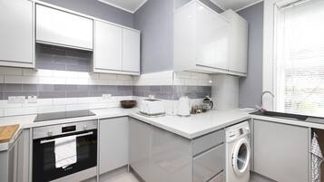 Apartment, 1 Bedroom, Patio | Private kitchen | Fridge, microwave, oven, stovetop
