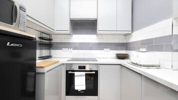 Apartamento, 1 quarto, varanda | Cozinha privada | Geladeira, micro-ondas, fogão, cooktop