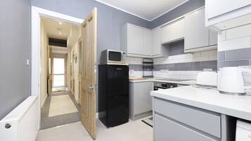 Apartment, 1 Bedroom, Patio | Private kitchen | Fridge, microwave, oven, stovetop