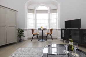 Studio, 1 chambre | Aire de séjour | Téléviseur