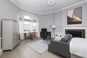 Living area - JOIVY Statement Studio On Historic George Street (Edinburgh)