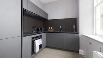 Studio, 1 Bedroom | Private kitchen | Fridge, oven, stovetop, dishwasher