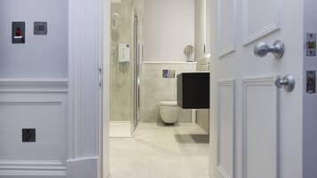 Studio, 1 Bedroom | Bathroom | Combined shower/bathtub, free toiletries, hair dryer, towels
