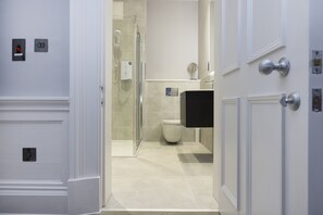Bathroom - JOIVY Statement Studio On Historic George Street (Edinburgh)
