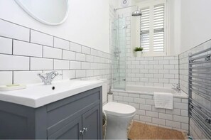 Casa, 2 habitaciones | Baño | Tina con regadera, amenidades de baño gratuitas, secadora de cabello 