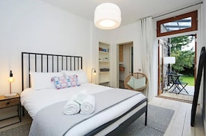 Tabla de planchar con plancha, wifi gratis y ropa de cama