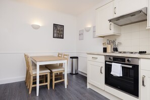 House, 1 Bedroom | Private kitchen | Fridge, microwave, oven, stovetop - JOIVY Beautiful 2-Br Mews Home, Near Princes Street (Edinburgh)
