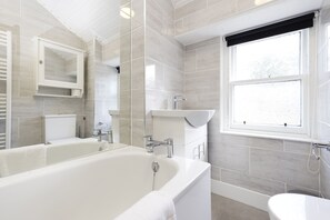 House, 1 Bedroom | Bathroom - JOIVY Beautiful 2-Br Mews Home, Near Princes Street (Edinburgh)
