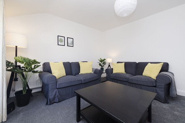 House, 1 Bedroom | Living area - JOIVY Beautiful 2-Br Mews Home, Near Princes Street (Edinburgh)