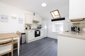 House, 1 Bedroom | Private kitchen | Fridge, microwave, oven, stovetop - JOIVY Beautiful 2-Br Mews Home, Near Princes Street (Edinburgh)
