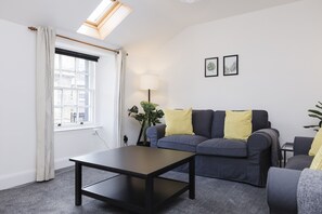 Property grounds - JOIVY Beautiful 2-Br Mews Home, Near Princes Street (Edinburgh)