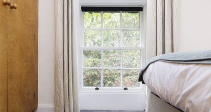 JOIVY Beautiful 2-Br Mews Home, Near Princes Street